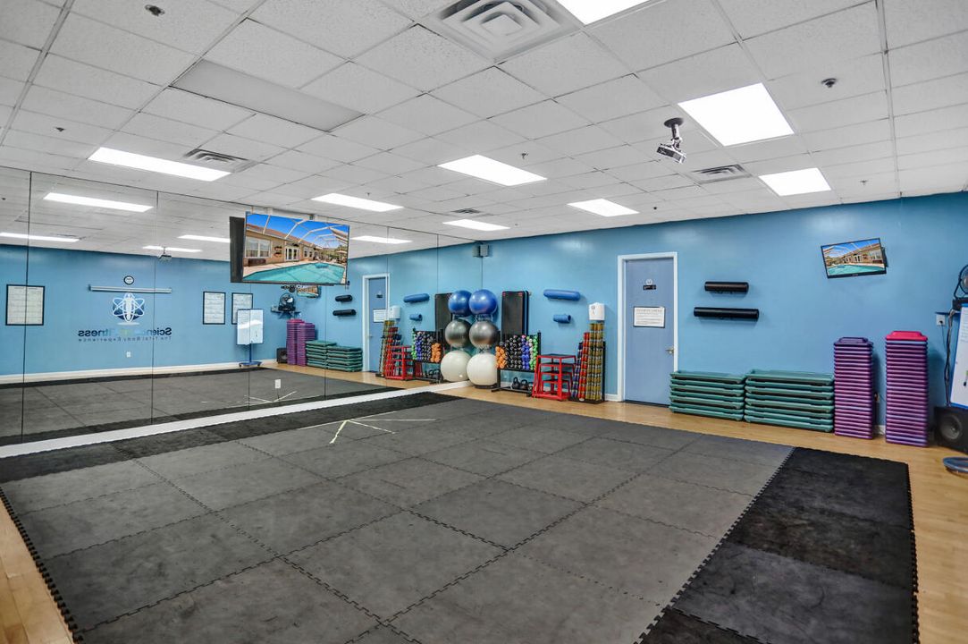 合同活跃: $729,000 (4 贝兹, 2 浴室, 2372 平方英尺)