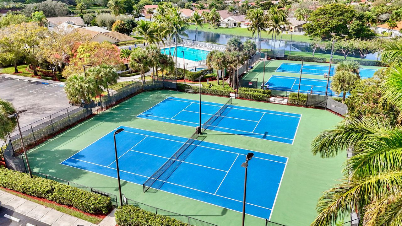 合同活跃: $729,000 (4 贝兹, 2 浴室, 2372 平方英尺)