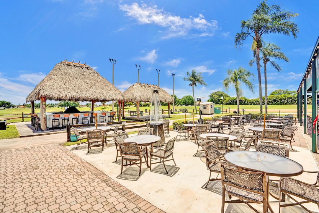 合同活跃: $729,000 (4 贝兹, 2 浴室, 2372 平方英尺)