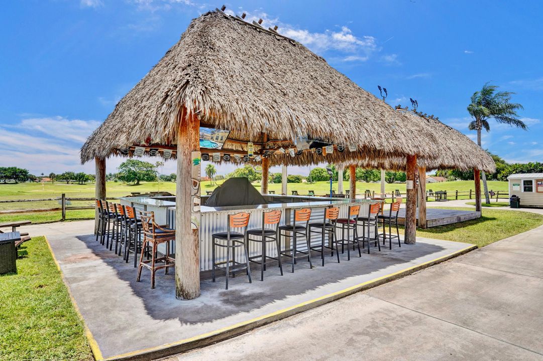 合同活跃: $729,000 (4 贝兹, 2 浴室, 2372 平方英尺)