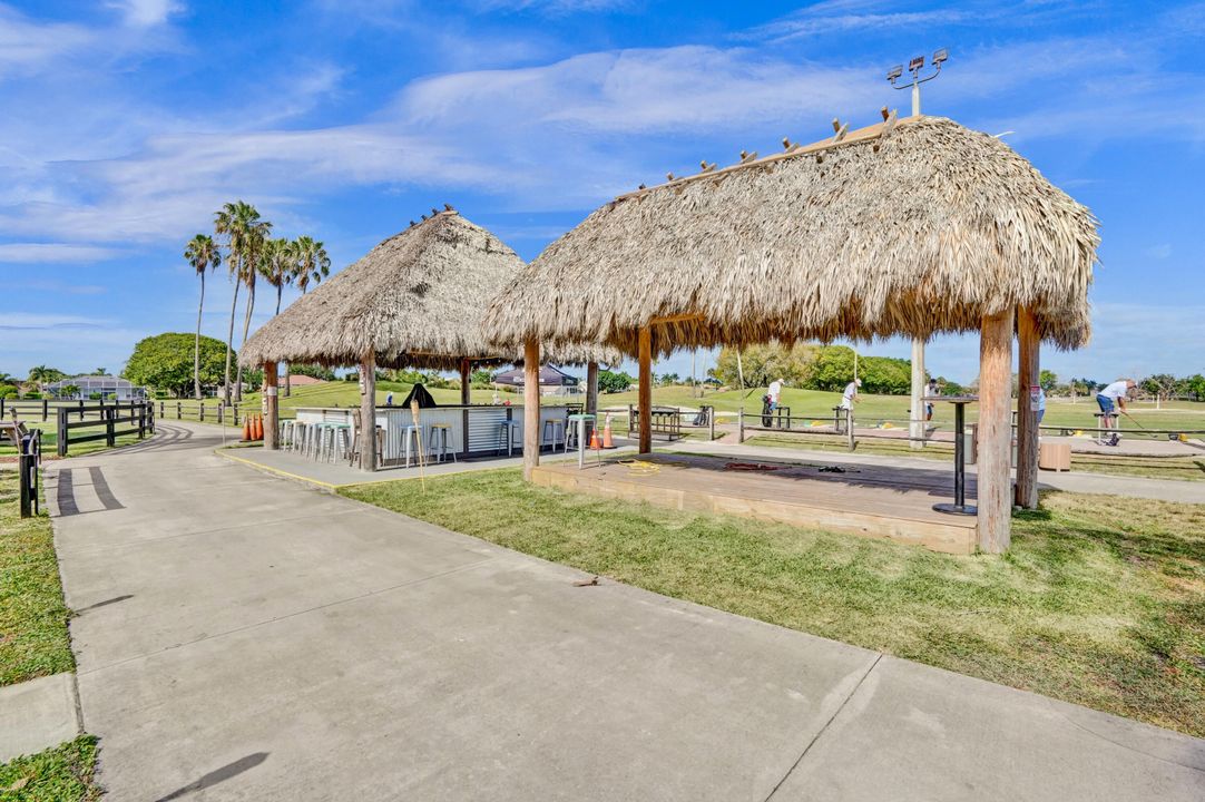 合同活跃: $729,000 (4 贝兹, 2 浴室, 2372 平方英尺)