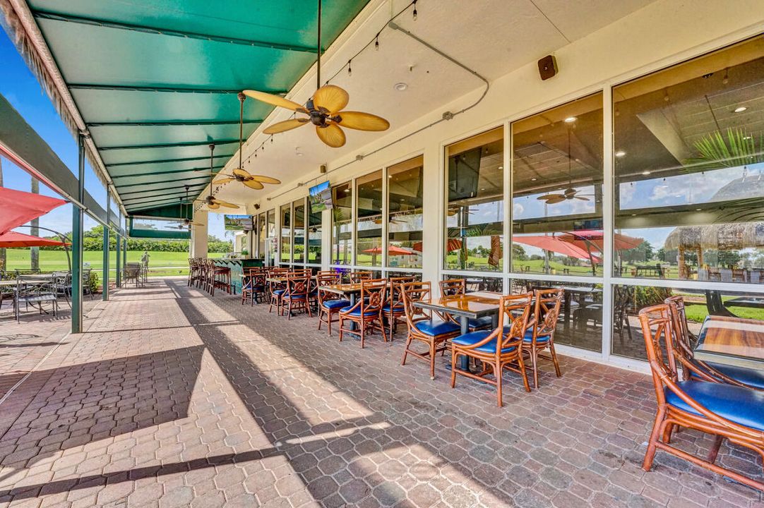 合同活跃: $729,000 (4 贝兹, 2 浴室, 2372 平方英尺)