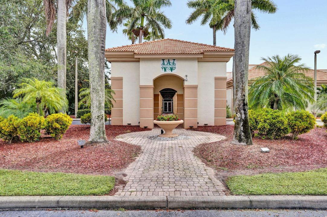 合同活跃: $729,000 (4 贝兹, 2 浴室, 2372 平方英尺)