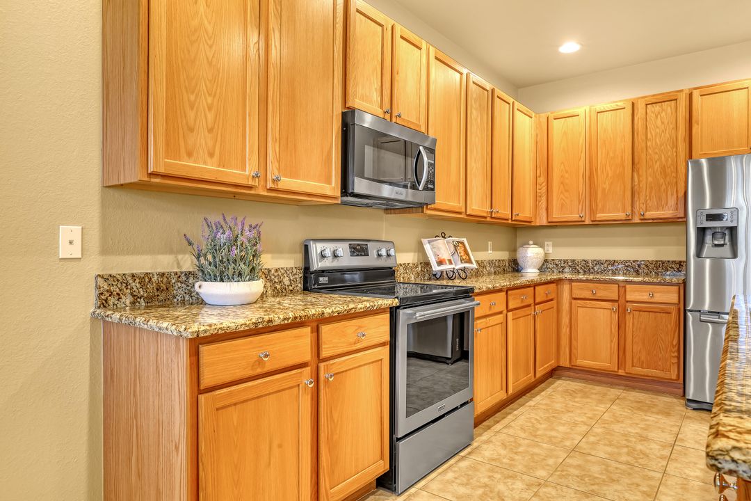 Под контрактом: $429,000 (3 спален, 2 ванн, 1587 Квадратных фут)