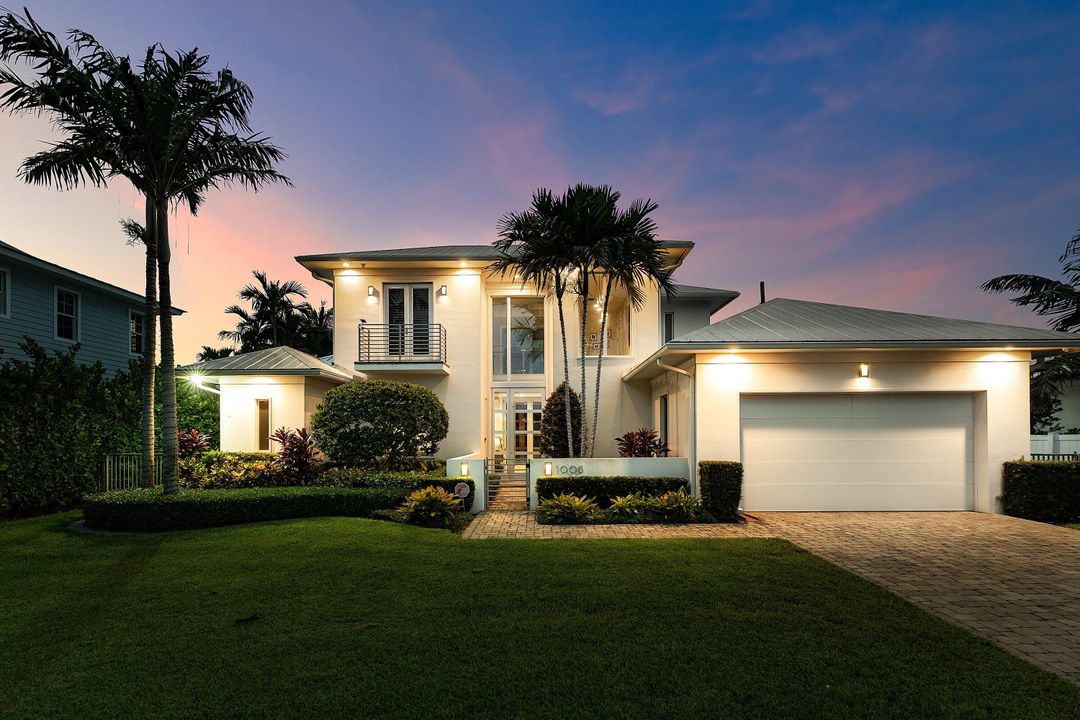 Active With Contract: $3,445,000 (4 beds, 4 baths, 3187 Square Feet)