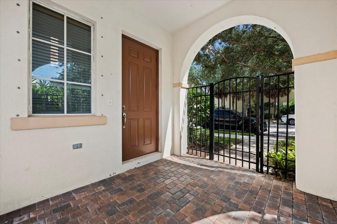 Под контрактом: $4,500 (3 спален, 2 ванн, 2232 Квадратных фут)