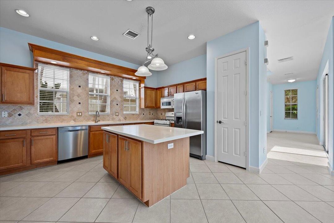 Под контрактом: $4,500 (3 спален, 2 ванн, 2232 Квадратных фут)