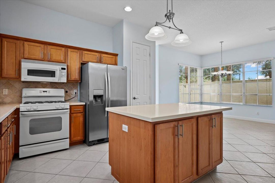 Под контрактом: $4,500 (3 спален, 2 ванн, 2232 Квадратных фут)