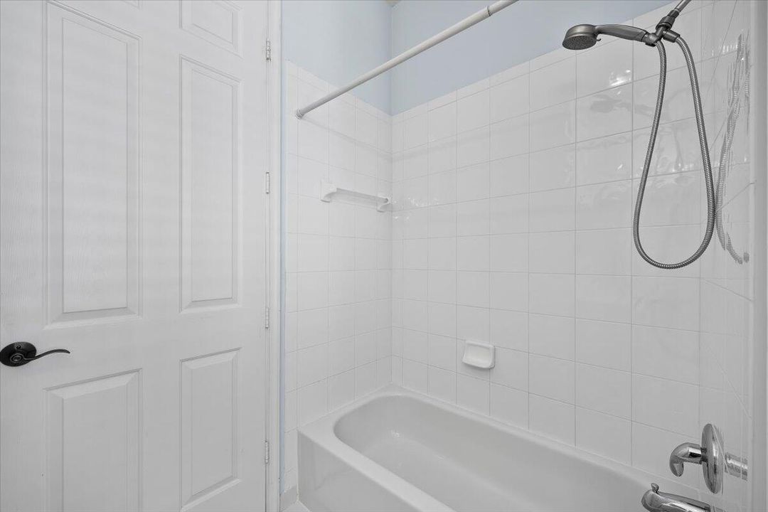 Под контрактом: $4,500 (3 спален, 2 ванн, 2232 Квадратных фут)