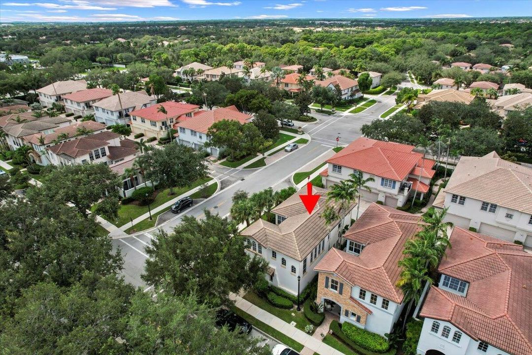 Под контрактом: $4,500 (3 спален, 2 ванн, 2232 Квадратных фут)