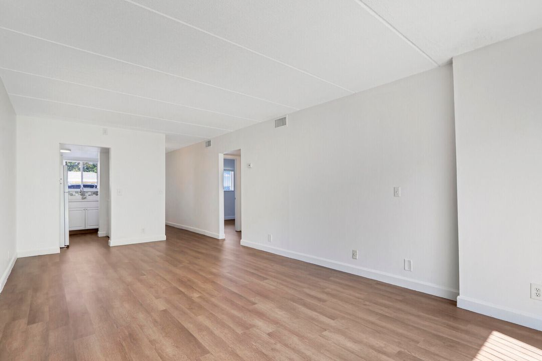 合同活跃: $129,000 (2 贝兹, 1 浴室, 825 平方英尺)