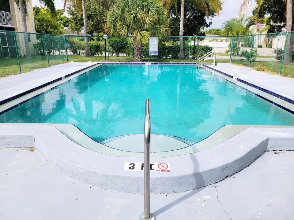 合同活跃: $129,000 (2 贝兹, 1 浴室, 825 平方英尺)