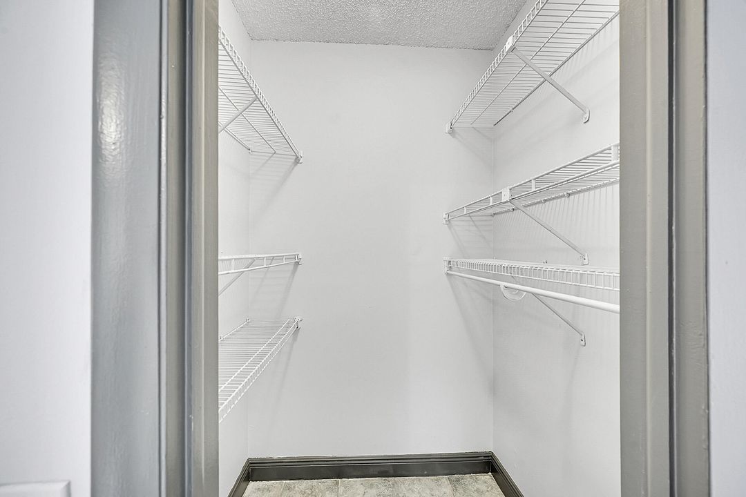 Activo con contrato: $2,475 (3 camas, 2 baños, 1500 Pies cuadrados)