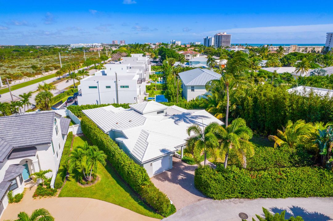 Active With Contract: $2,110,000 (4 beds, 3 baths, 2700 Square Feet)