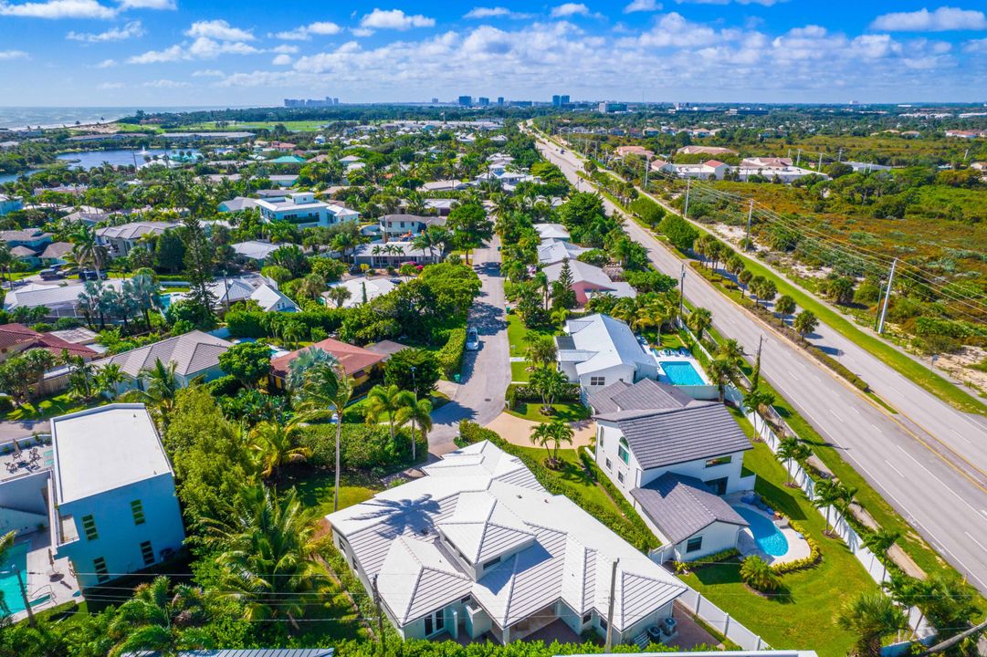 Active With Contract: $2,110,000 (4 beds, 3 baths, 2700 Square Feet)