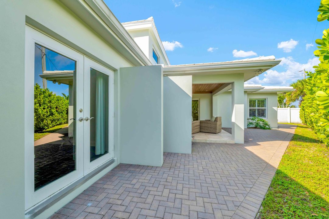 Active With Contract: $2,110,000 (4 beds, 3 baths, 2700 Square Feet)