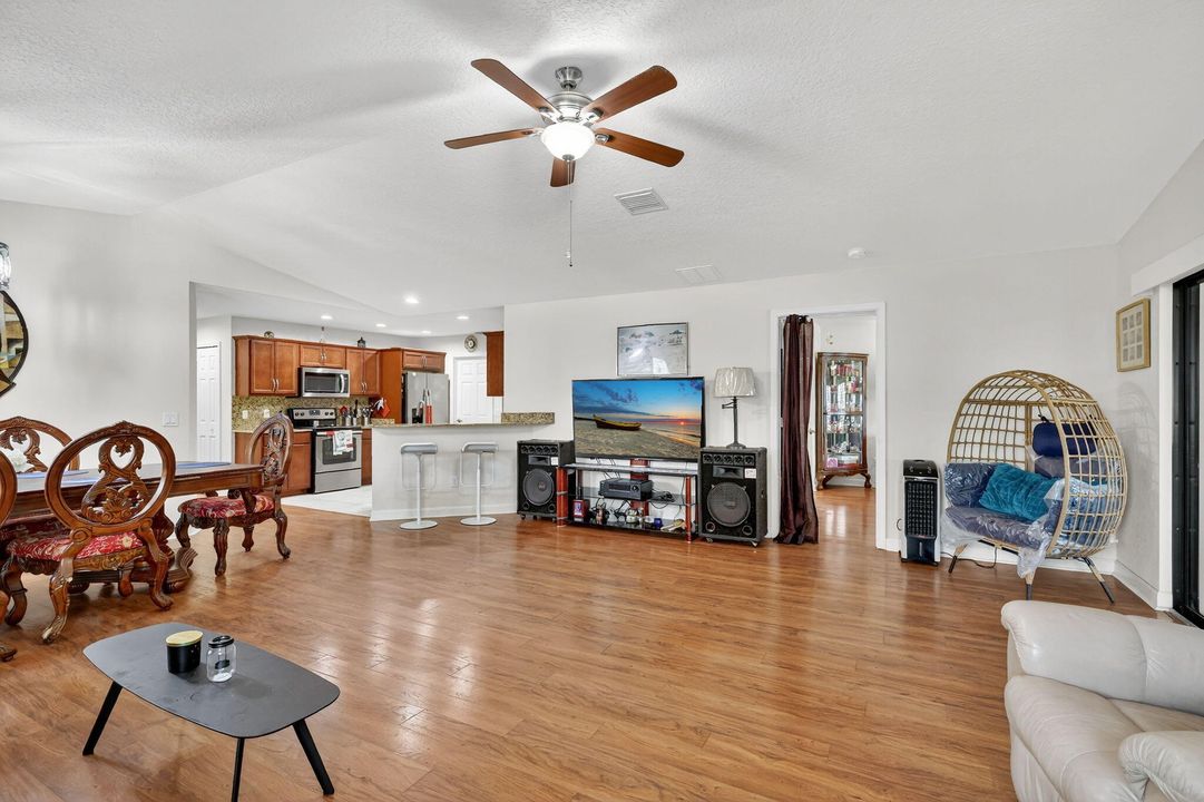 For Sale: $235,000 (2 beds, 2 baths, 1451 Square Feet)