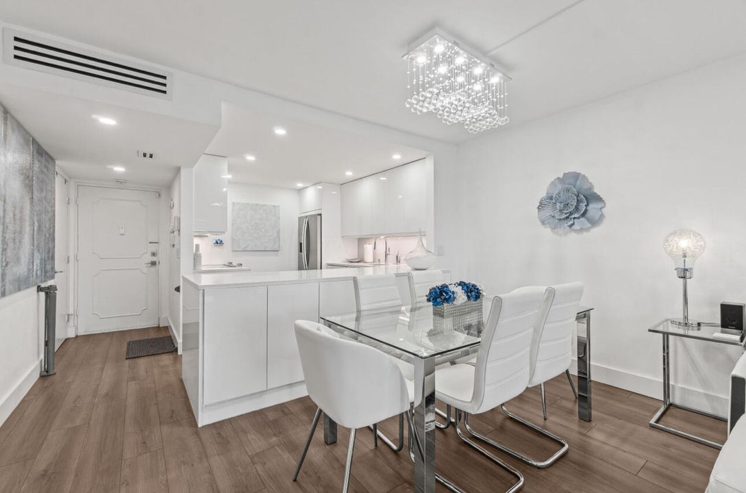 合同活跃: $281,999 (2 贝兹, 2 浴室, 1200 平方英尺)