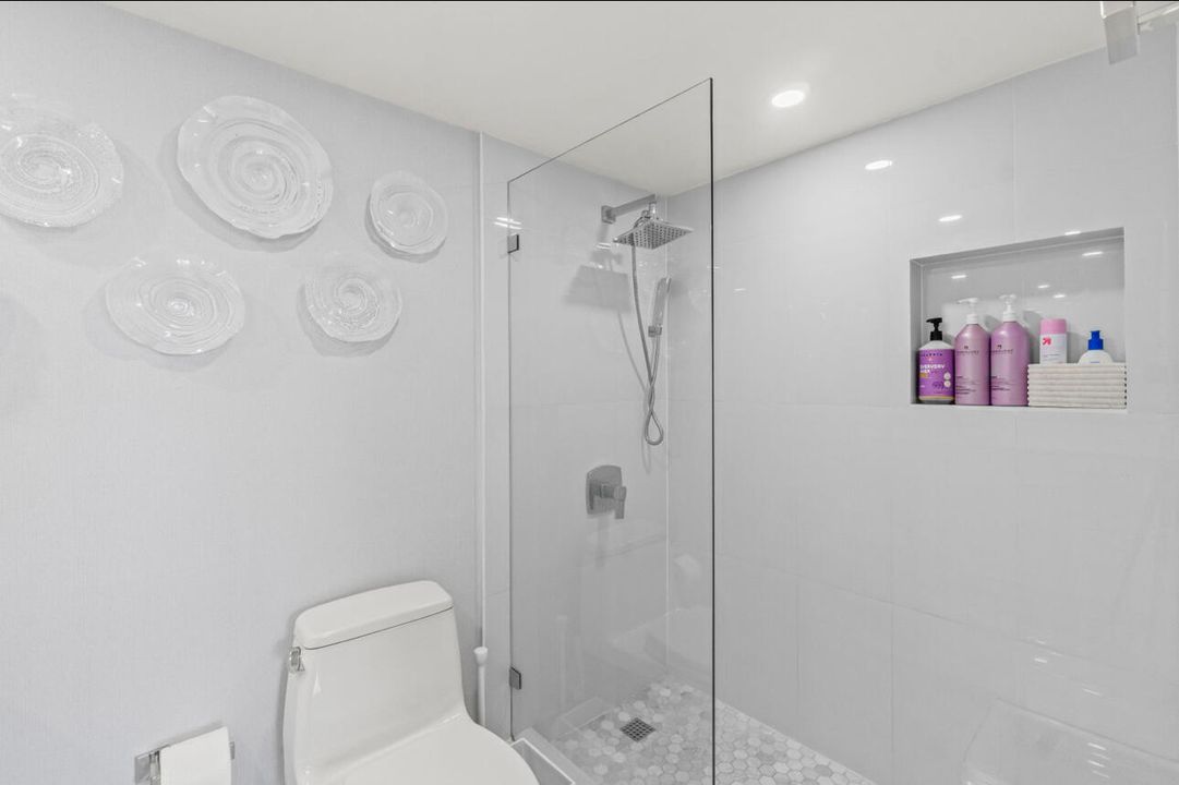 合同活跃: $281,999 (2 贝兹, 2 浴室, 1200 平方英尺)