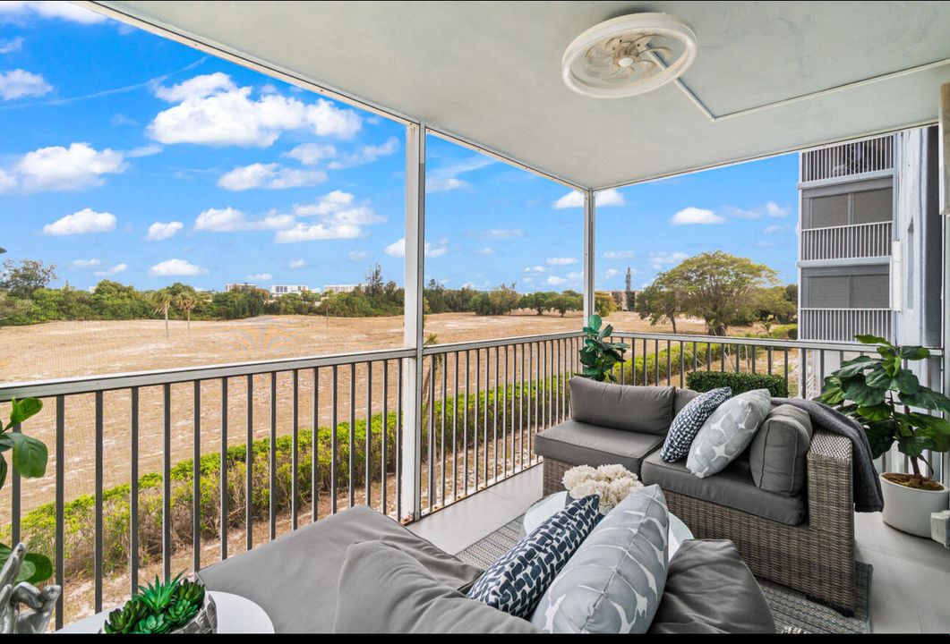 合同活跃: $281,999 (2 贝兹, 2 浴室, 1200 平方英尺)