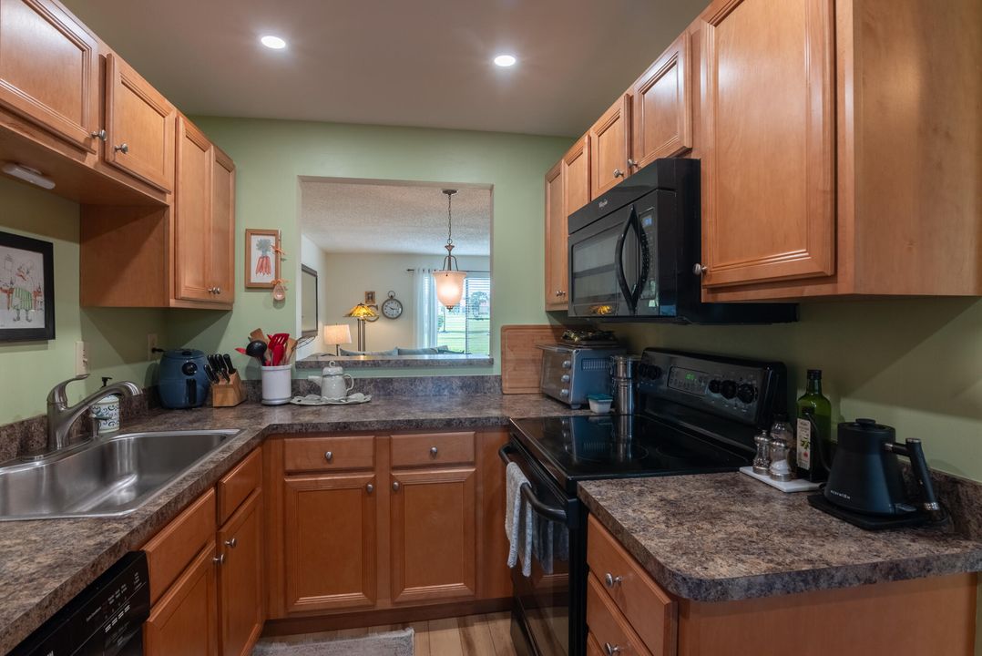 For Sale: $218,500 (2 beds, 2 baths, 1186 Square Feet)