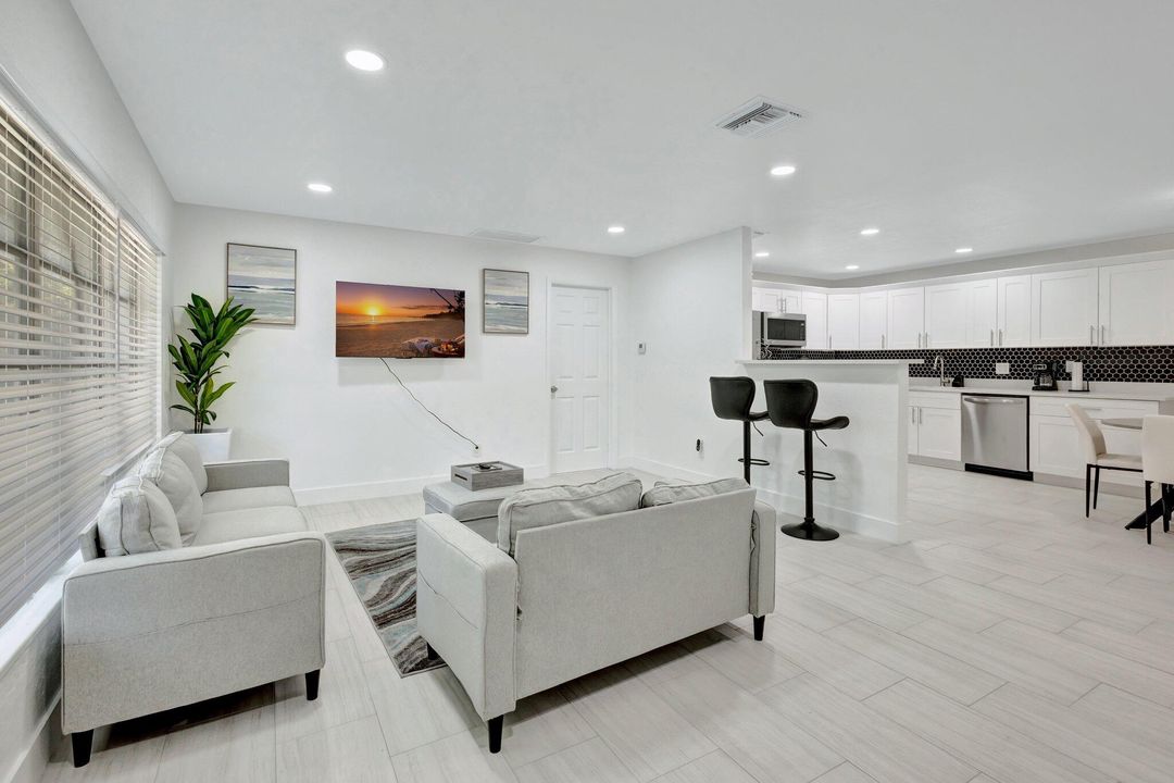 Active With Contract: $2,950 (3 beds, 2 baths, 1261 Square Feet)