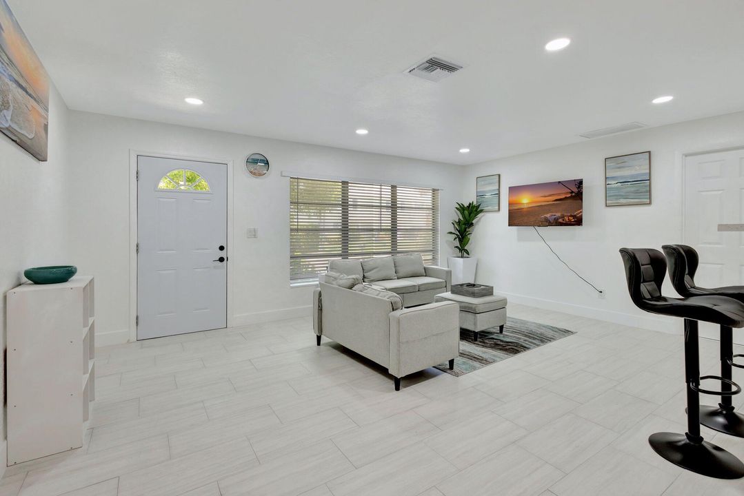 Active With Contract: $2,950 (3 beds, 2 baths, 1261 Square Feet)