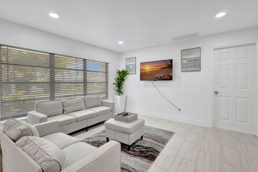 Active With Contract: $2,950 (3 beds, 2 baths, 1261 Square Feet)