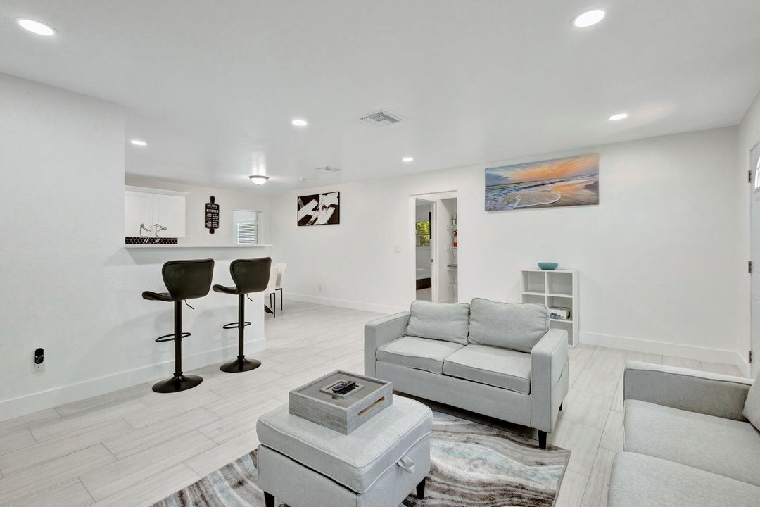 Active With Contract: $2,950 (3 beds, 2 baths, 1261 Square Feet)