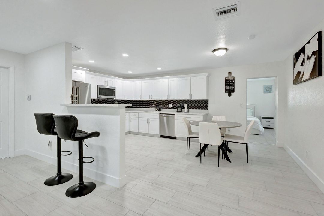 Active With Contract: $2,950 (3 beds, 2 baths, 1261 Square Feet)