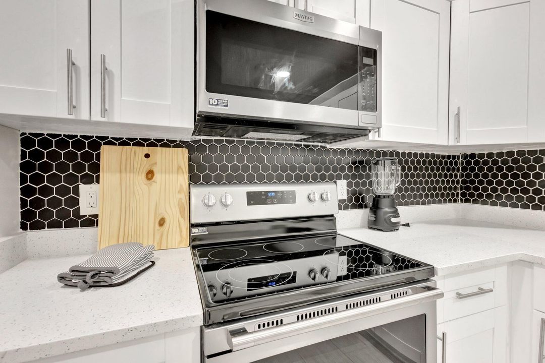 Active With Contract: $2,950 (3 beds, 2 baths, 1261 Square Feet)