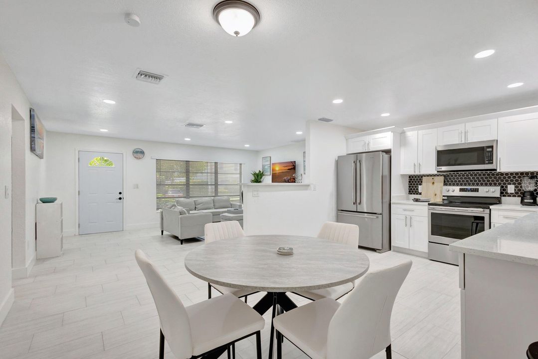 Active With Contract: $2,950 (3 beds, 2 baths, 1261 Square Feet)