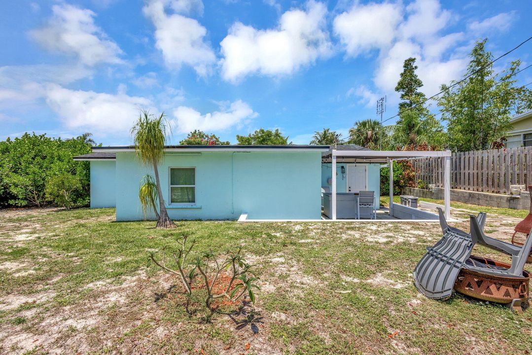 Active With Contract: $2,950 (3 beds, 2 baths, 1261 Square Feet)