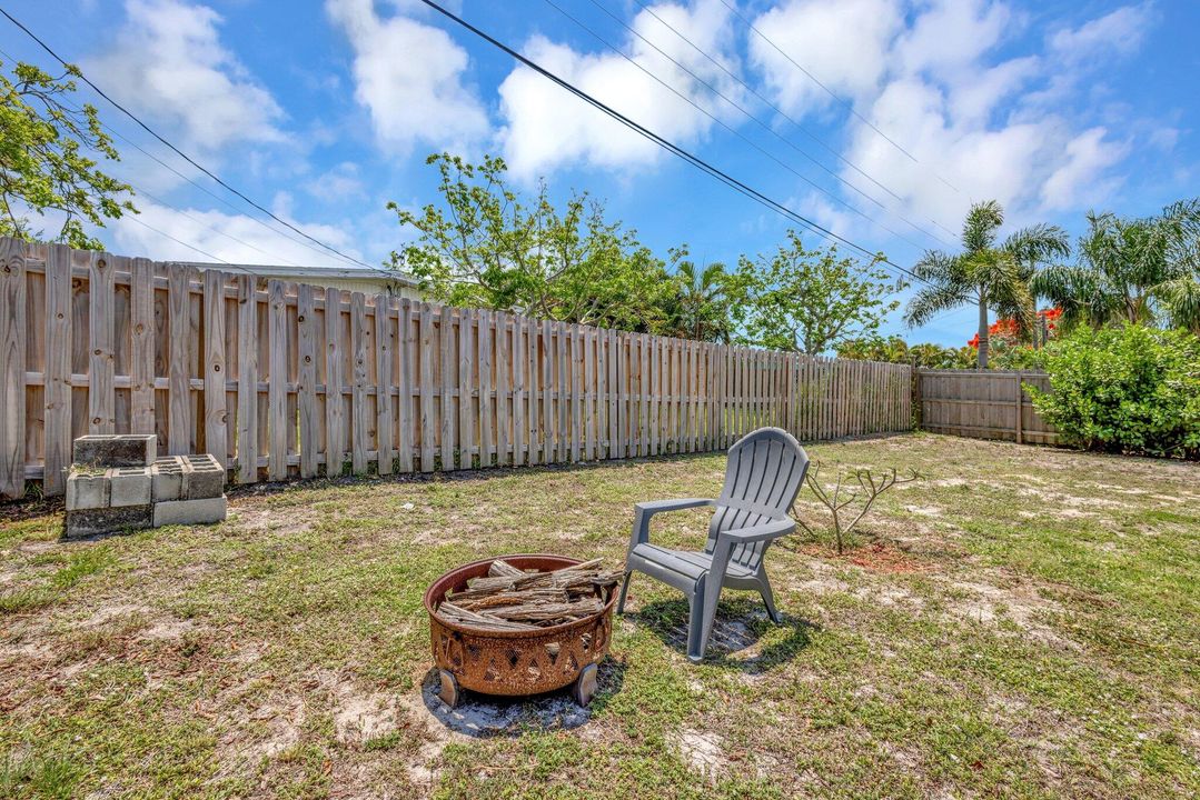 Active With Contract: $2,950 (3 beds, 2 baths, 1261 Square Feet)