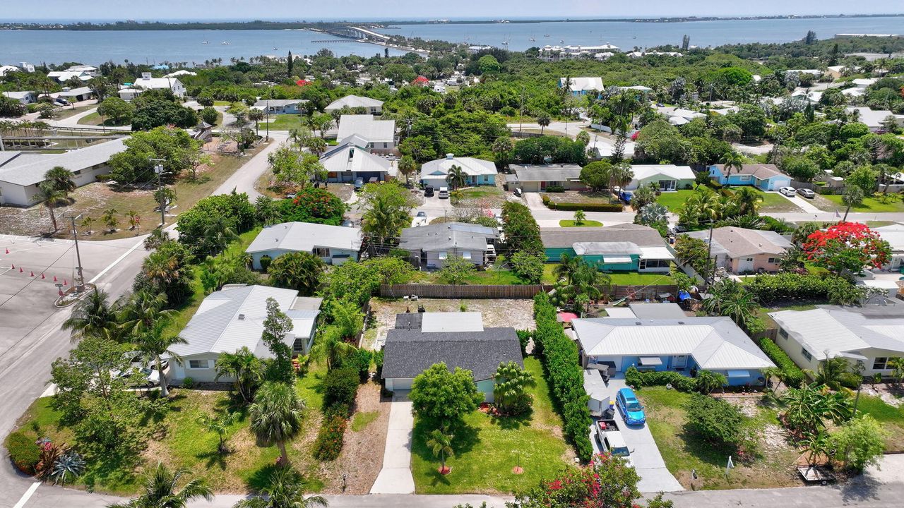 Active With Contract: $2,950 (3 beds, 2 baths, 1261 Square Feet)