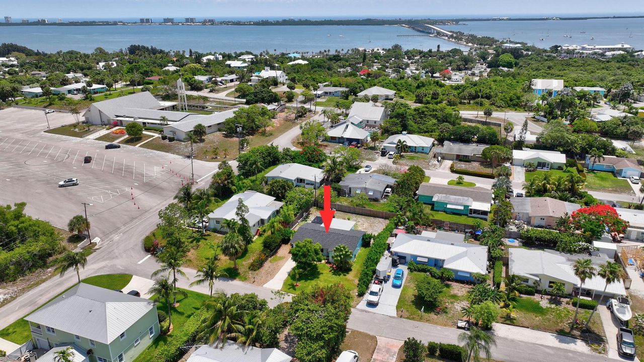 Active With Contract: $2,950 (3 beds, 2 baths, 1261 Square Feet)