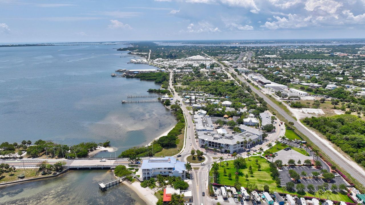 Active With Contract: $2,950 (3 beds, 2 baths, 1261 Square Feet)