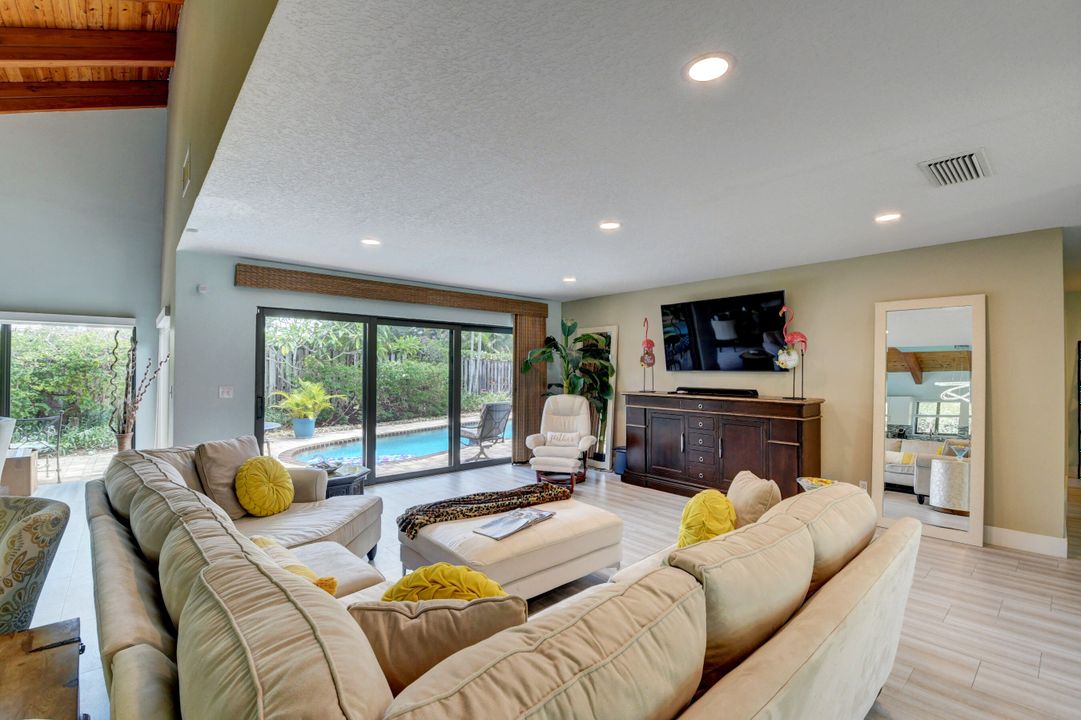 Activo con contrato: $5,500 (3 camas, 2 baños, 2144 Pies cuadrados)