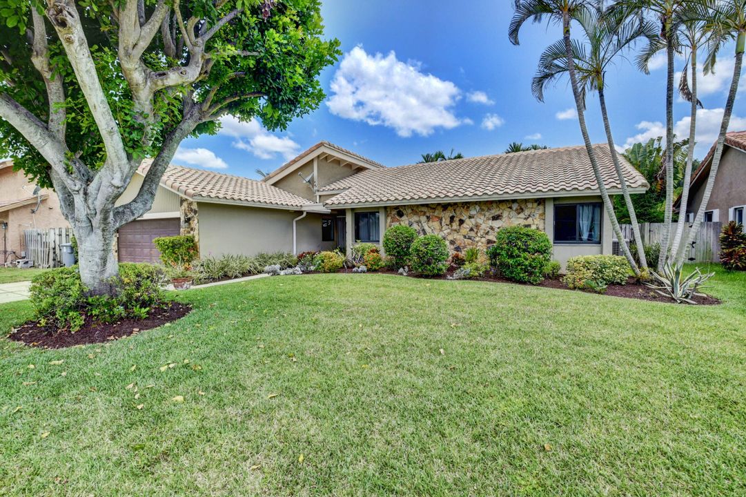 Activo con contrato: $5,500 (3 camas, 2 baños, 2144 Pies cuadrados)