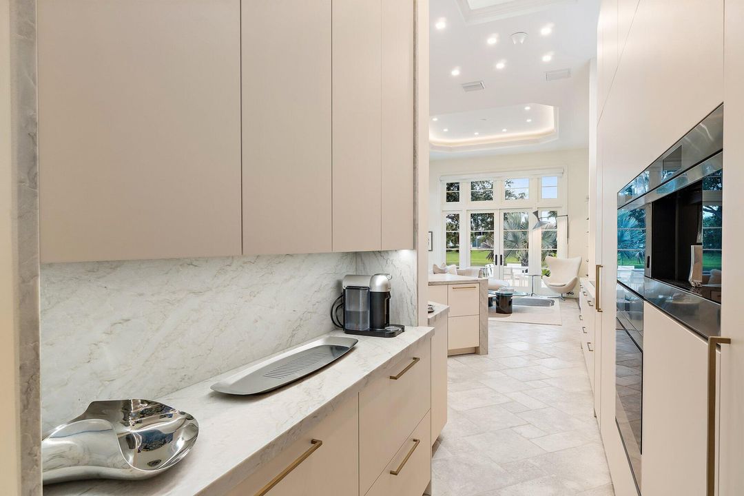 Под контрактом: $5,995,000 (5 спален, 4 ванн, 4765 Квадратных фут)