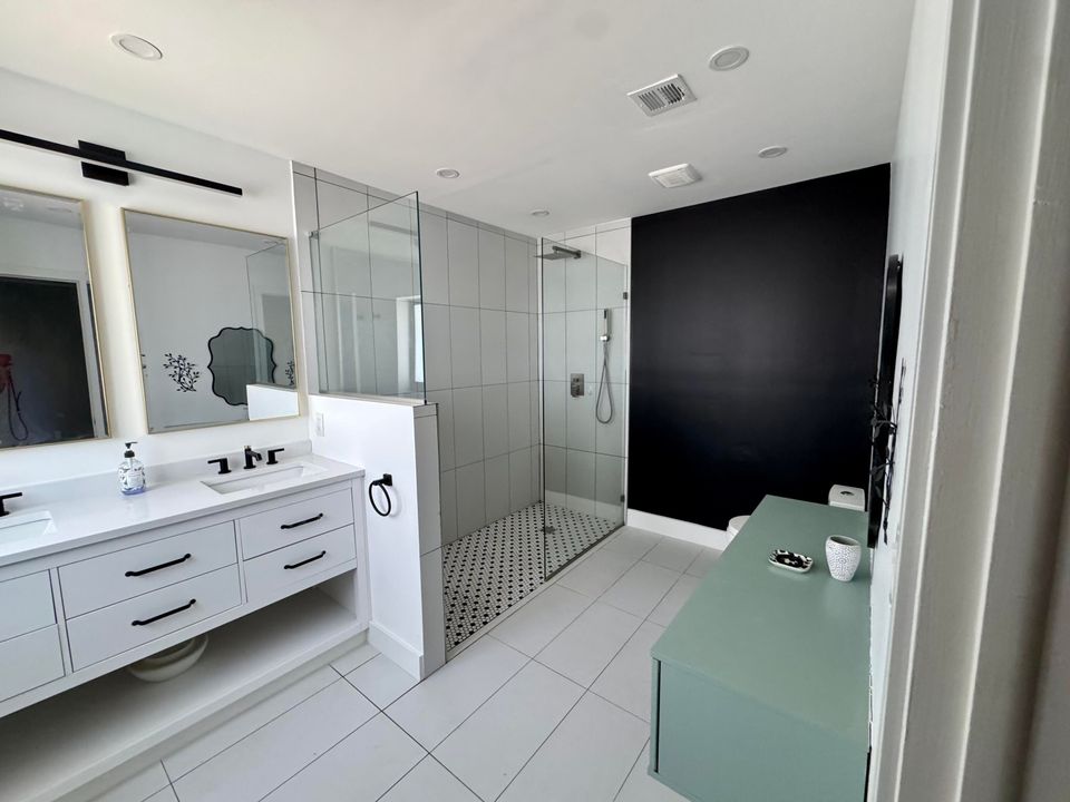 Activo con contrato: $5,500 (3 camas, 2 baños, 2144 Pies cuadrados)