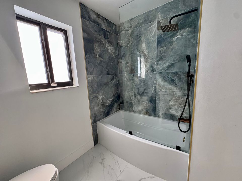 Activo con contrato: $5,500 (3 camas, 2 baños, 2144 Pies cuadrados)