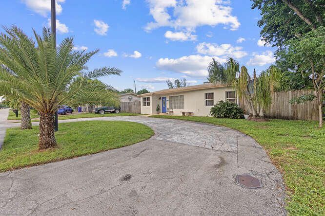 Active With Contract: $409,900 (3 beds, 1 baths, 1033 Square Feet)