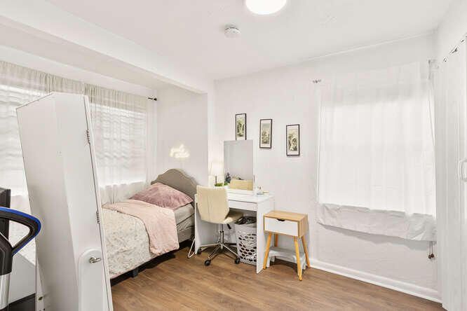 Active With Contract: $409,900 (3 beds, 1 baths, 1033 Square Feet)