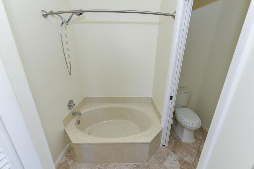 合同活跃: $535,000 (3 贝兹, 2 浴室, 2303 平方英尺)