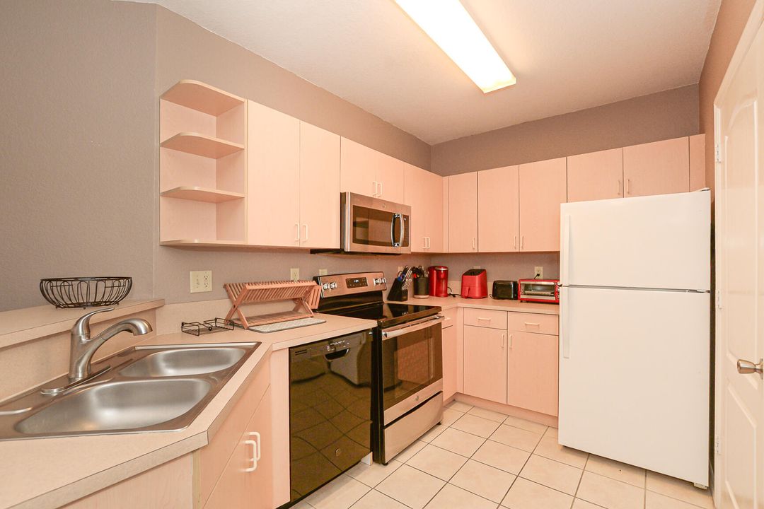 For Sale: $160,000 (1 beds, 1 baths, 875 Square Feet)