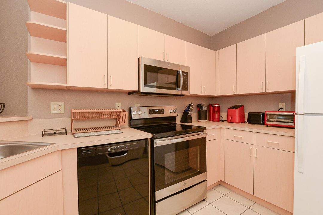 For Sale: $160,000 (1 beds, 1 baths, 875 Square Feet)