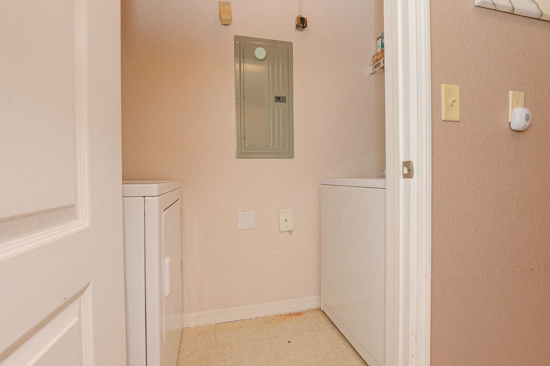 For Sale: $160,000 (1 beds, 1 baths, 875 Square Feet)