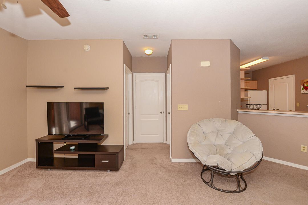 For Sale: $160,000 (1 beds, 1 baths, 875 Square Feet)