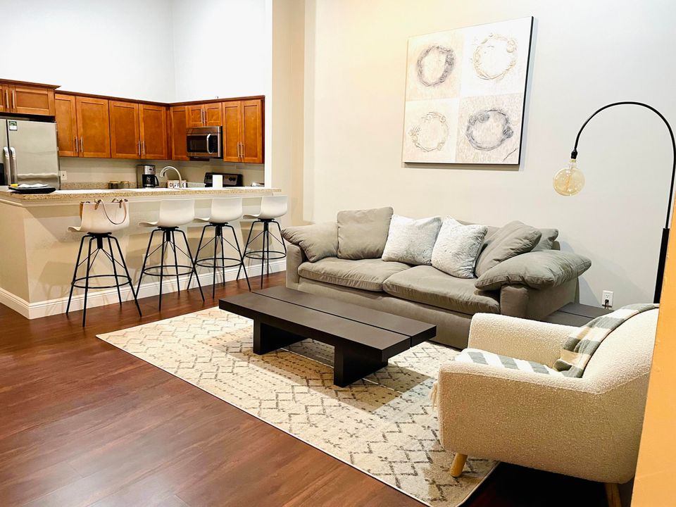 Под контрактом: $5,000 (3 спален, 2 ванн, 1275 Квадратных фут)